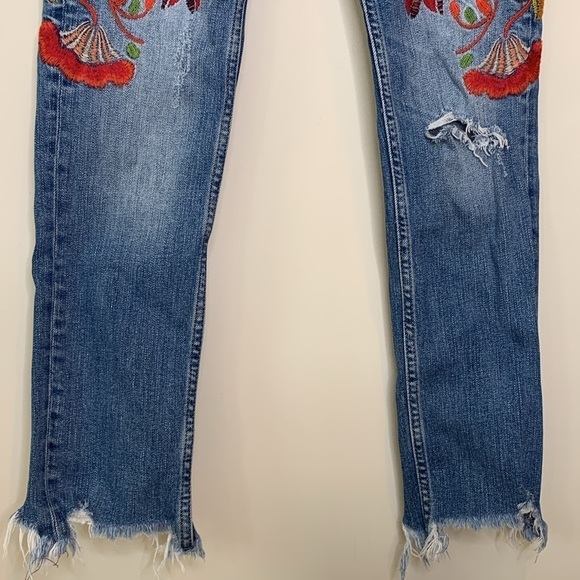 Zara Trafaluc Denimwear | Floral Embroidered Distressed 5 Pocket Blue Jeans 2 - Picture 5 of 17